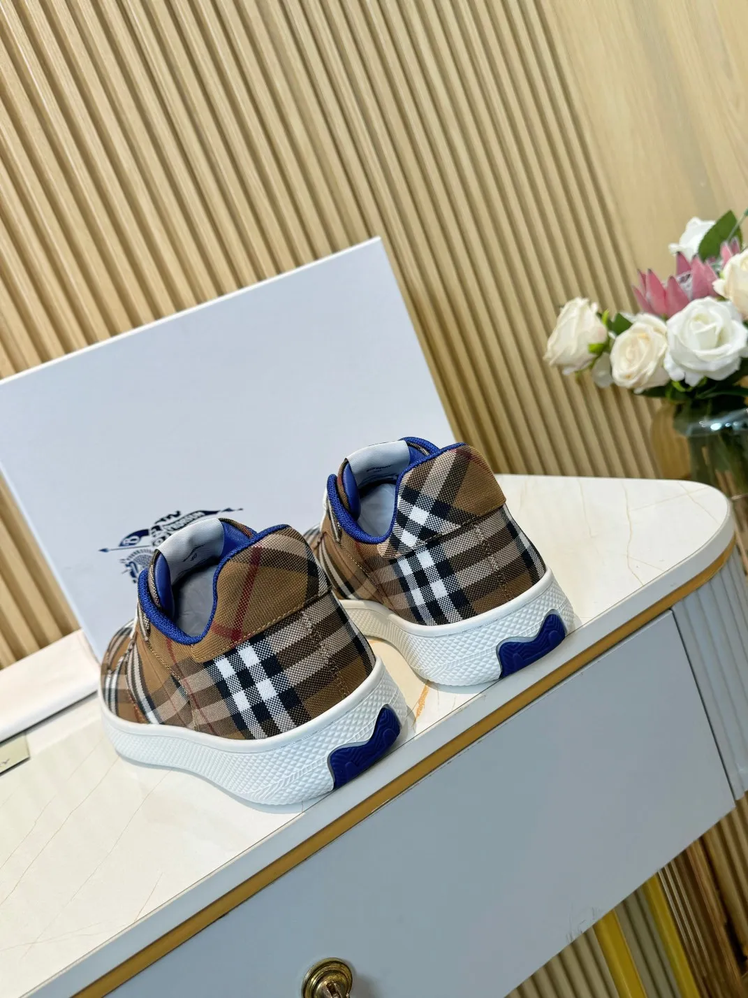 Men's men's shoes 💰560 Burberry's 2024 hot model is released. After three years, the classic plaid returns. It is versatile and decorated with worsted Burberry plaid pattern. Featuring a mesh lining and checkered laces, the rubber sole features the archive Burberry monogram. From Burberry's iconic collection, these wardrobe staples are interpreted with the brand's signature style.   ✅Fabric: classic cotton + silk cowhide ✅Lining: original board lining, silk cowhide lining ✅Outsole: TPU ✅Color: brown ✅Code number: 35-45 for men and women (35, 45 customized)